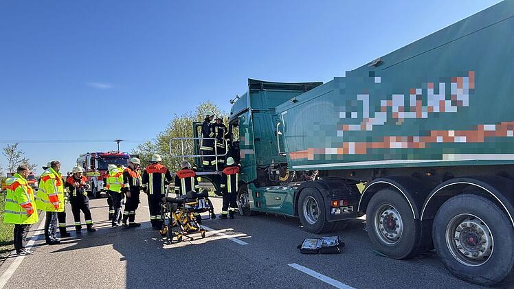 Zwei Verletzte bei Crash - Auto st&ouml;&szlig;t frontal mit Lkw zusammen