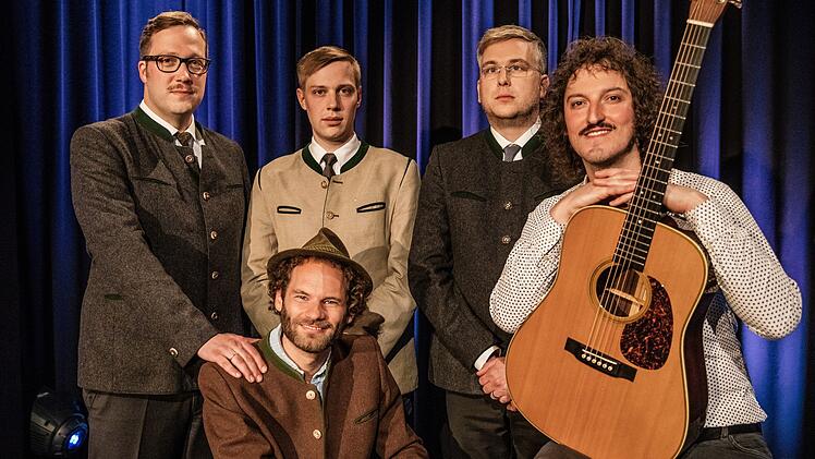 Liebe zu Heimatkl&auml;ngen: Maxi Schafroth (vorn) l&auml;sst sich von Volksmusikern begleiten.