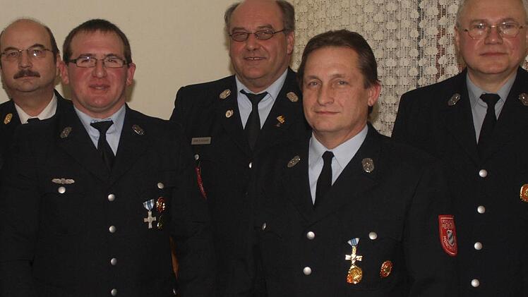 Landrat Paul Streng und Kreisbrandrat Roland Eckert zeichneten Helmut Schmidt, Karl Volland, Wolfgang Beyhl und Gerhard Danzig mit dem Feuerwehrehrenzeichen aus.