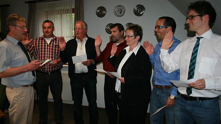 Bürgermeister Wilhelm Friedrich (von links) vereidigt die neuen Gemeinderatsmitglieder Christian Limpert, Roland Fischer, Elmar Hägerich, Maria Theresia Rottmann, Markus Reusch und Manuel Knüttel.Foto: Gabriele Sell