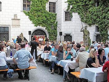 Beliebter Treffpunkt beim Schlossparkfest in Mitwitz ist auch der Innenhof des Wasserschlosses, der sich in eine große Weinlaube verwandelt.  Foto: Herbert Fischer