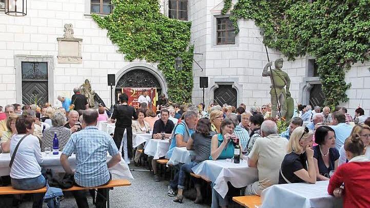 Beliebter Treffpunkt beim Schlossparkfest in Mitwitz ist auch der Innenhof des Wasserschlosses, der sich in eine große Weinlaube verwandelt.  Foto: Herbert Fischer