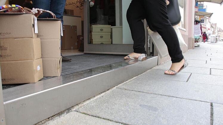 Oft sind es die kleinen Barrieren (wie hier in der Forchheimer Hauptstraße), die von vielen gar nicht wahrgenommen werden, für Rollstuhlfahrer aber zum unüberwindbaren Hindernis werden können. Foto: Josef Hofbauer