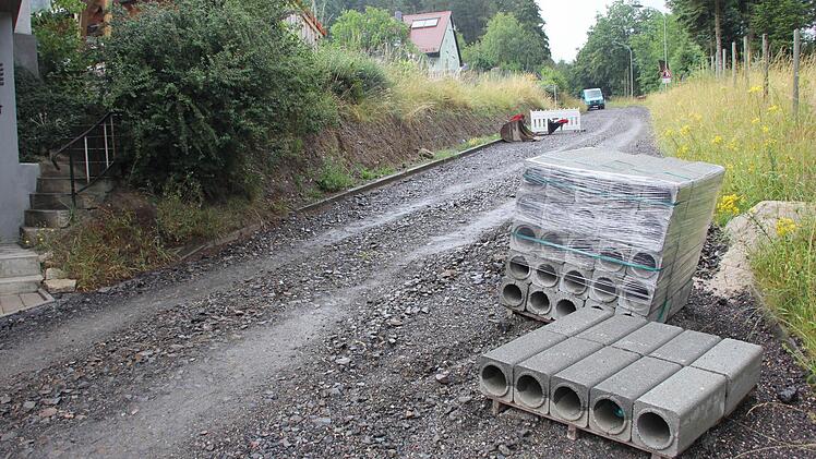 Im Hangbereich sollte der Gehweg verlaufen. Der würde direkt auf ein Hauseck treffen, das bis an die Straße heranführt. Links am Bildrand ist die Treppe des Hauses zu erkennen.  Fotos: Friedwald Schedel