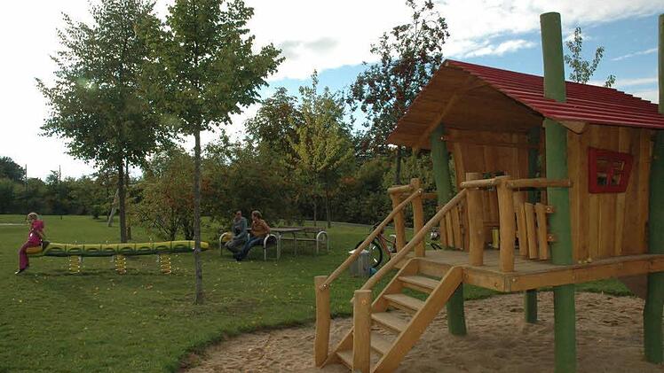 Das Spielhäuschen auf Stelzen und der "Lustige Wurm Wippy" wartet auf dem Spielplatz Breite Leite auf den kreativen Besuch der Kinder. Foto: Edwin Meißinger