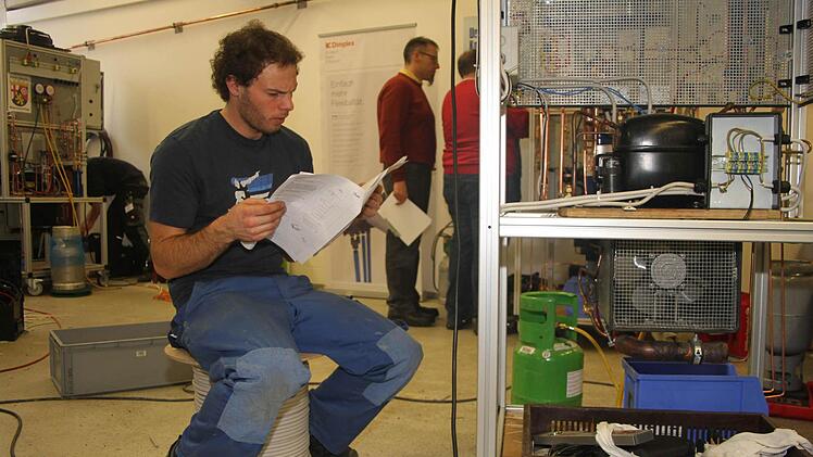 Martin Stingel aus Baden-Württemberg studiert Schaltpläne.