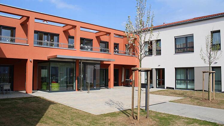 Zwar muss der Rasen noch richtig wachsen, doch schon jetzt zeigt sich: Der Innenhof im neuen Wohnheim ist richtig schön geworden.