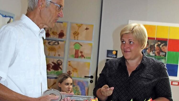 Alfred Neugebauer bei der symbolischen Schlüsselübergabe an die neue Kindergartenleiterin Heike Burkard (rechts). Foto: Ralf Kestel