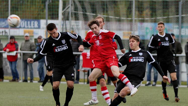 Beide Mannschaften schenkten sich nichts. Hier kann der Sander Manuel Müller (rechts) den Ball gerade noch vor dem Aubstadter David Noack wegschlagen; links der Sander Danny Schlereth.