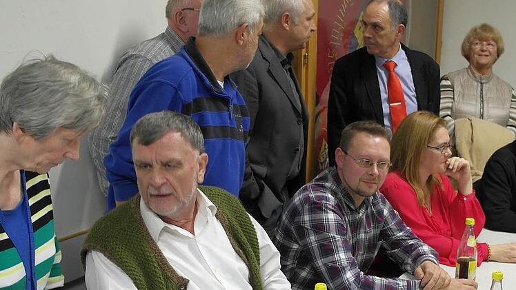 Bürgermeister Uome und Verwaltungsleiter Laaber (stehend, v. r.) beraten sich. Sitzend (v. l.) Walter Stingl und Stephan Haas.