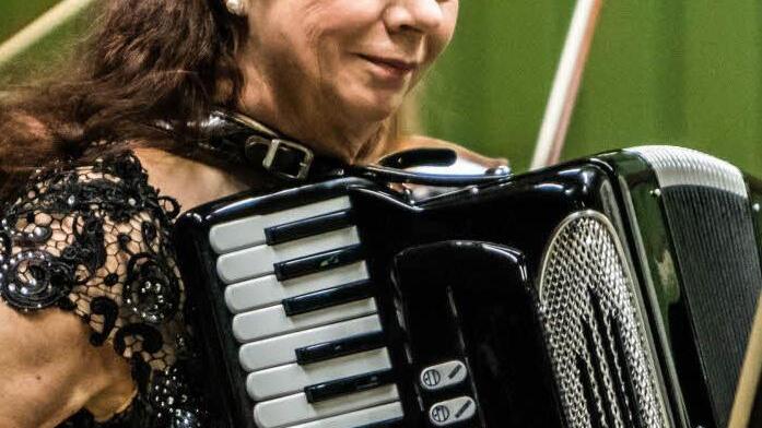Als Solistin auf dem Akkordeon beeindruckte Dagmar Weiß beim Neujahrskonzert in Neustadt.Foto: Jochen Berger