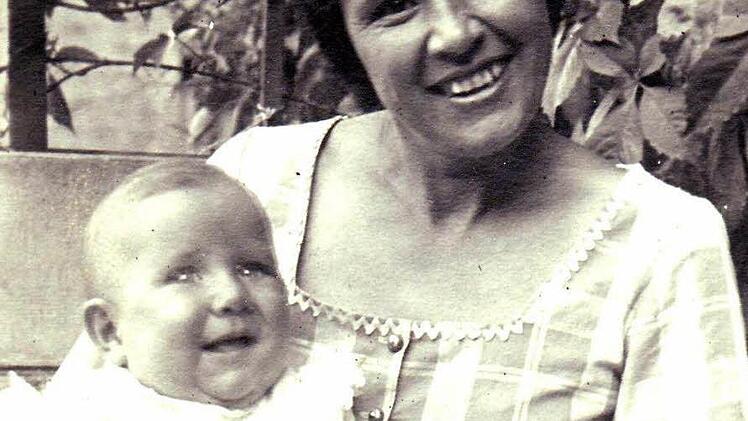 Kuni Tremel-Eggert Anfang der 1920er Jahre mit ihrem Sohn, der im folgenden Weltkrieg fiel Foto: FT-Archiv