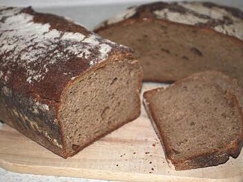 Wie soll denn Brot in ein Kuvert der Hilfsaktion "Brot für die Welt" passen? Symbolfoto: dpa