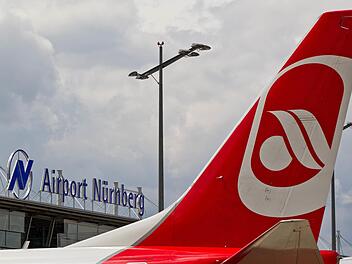 Ein Flugzeug der Fluggesellschaft Air Berlin steht am Flughafen Nürnberg (Mittelfranken). Foto: Daniel Karmann/lby