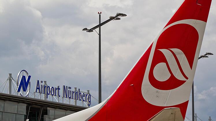 Ein Flugzeug der Fluggesellschaft Air Berlin steht am Flughafen Nürnberg (Mittelfranken). Foto: Daniel Karmann/lby