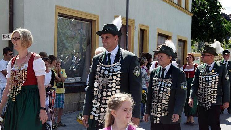Die silbernen Ketten der Könige und Ritter der Freihandschützen Bad Staffelstein glänzen in der Sonne.