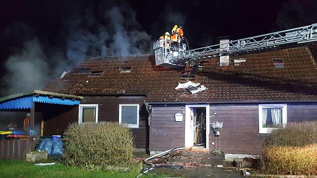 Ein Anbau ist in Bad Berneck im Landkreis Bayreuth in Brand geraten. Das Feuer griff auf ein nahes Wohnhaus &uuml;ber.    Foto: NEWS5 / DESK