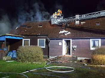 Ein Anbau ist in Bad Berneck im Landkreis Bayreuth in Brand geraten. Das Feuer griff auf ein nahes Wohnhaus über.    Foto: NEWS5 / DESK