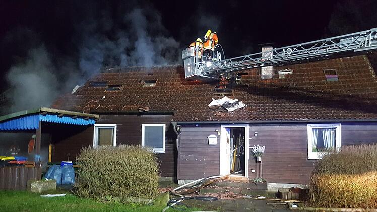 Ein Anbau ist in Bad Berneck im Landkreis Bayreuth in Brand geraten. Das Feuer griff auf ein nahes Wohnhaus über.    Foto: NEWS5 / DESK