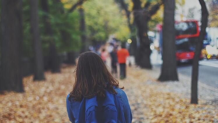 Die vielen Autos vor Schulen sollen die Sicherheit der Kinder gefährden. Nürnberg will mit strikten Parkverboten die "Eltern-Taxis" verbannen.   Symbolbild: pixabay.com