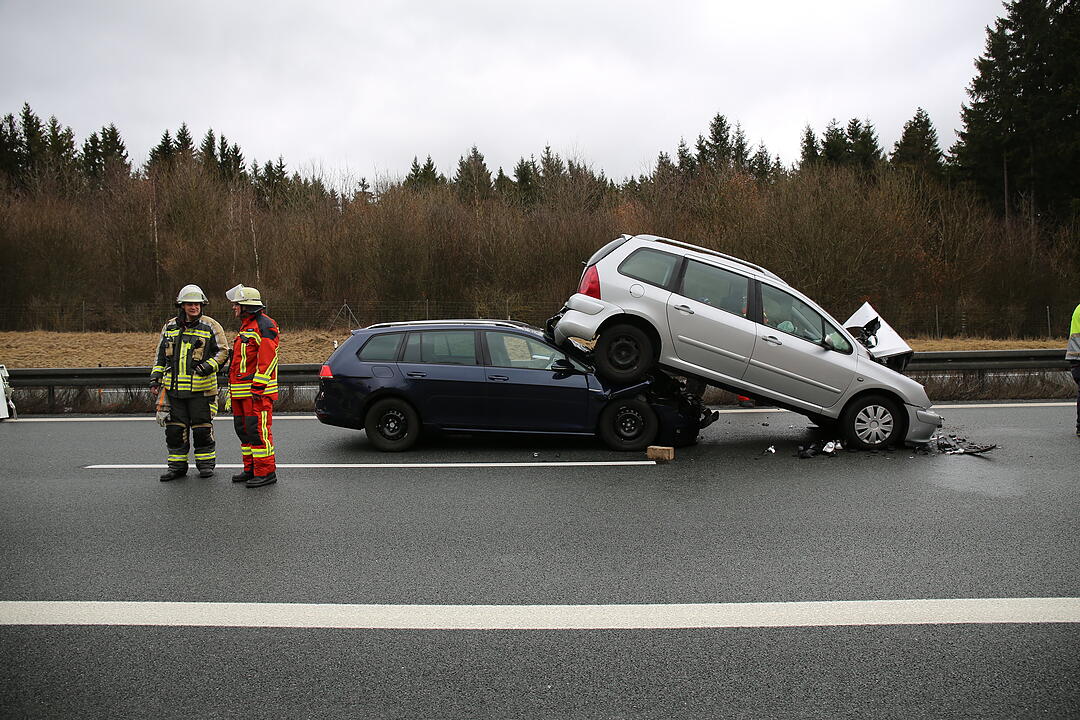 Schwerer Unfall im Landkreis Wunsiedel: Vier Fahrzeuge krachen ineinander