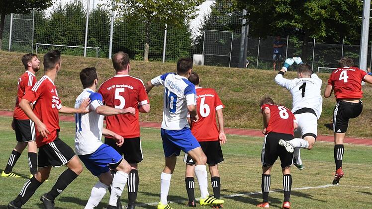 Vollversammlung im Sportpark: Unser Bild zeigt eine mal wieder missglückte Angriffsaktion des FC 06 Bad Kissingen im Strafraum des TSV Bergrheinfeld.Hopf