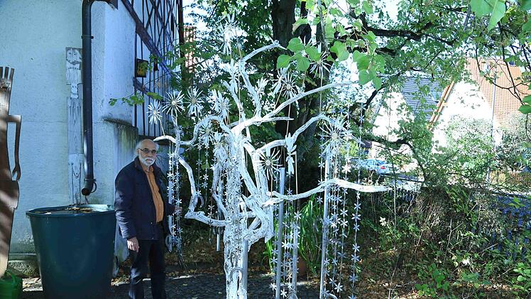 Werner Baur und sein Glücksbaum. Foto: Franz Galster