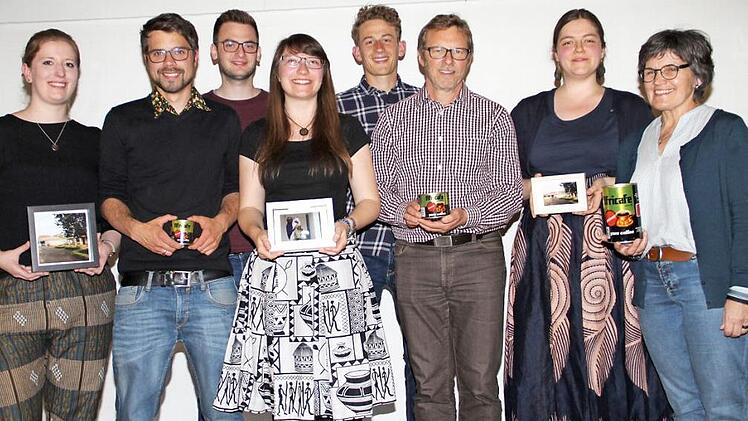 Mit allerlei kreativen Sammelbehältnissen bitten die Missionsbeauftragte des Dekanats Michelau, Veronika Flierl (rechts), und Friedrich Flierl (Dritter von rechts) sowie weitere Teilnehmer der Tansaniareise um Spenden für den Ausbau der Krankenstation in Leguruki. Foto: Gerda Völk