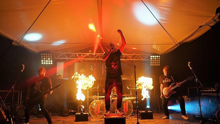 Feuer und Sound am Rockkeller: "Viva"  heizte am Mittwoch kräftig ein. Fotos: herzolife