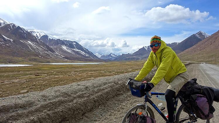 Nach dem tropischen Asien herrschten Minusgrade auf fast 4000 Meter Höhe in Kirgistan, Mirco Helmreich und Jelena Rölz hatten dort Essen und Trinken für einige Tage hoch schleppen müssen. Foto: privat