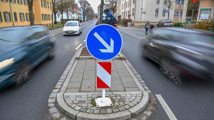 Eine Querungshilfe wie hier auf der Gaustadter Hauptstraße soll Fußgängern und schiebenden Radlern die Überquerung der Straße erleichtern. "Fußgänger haben deshalb aber keinen Vorrang", betont Towstoles. Es sei denn, ein Zebrastreifen oder eine Beschilderung weist darauf hin. Foto: Ronald Rinklef