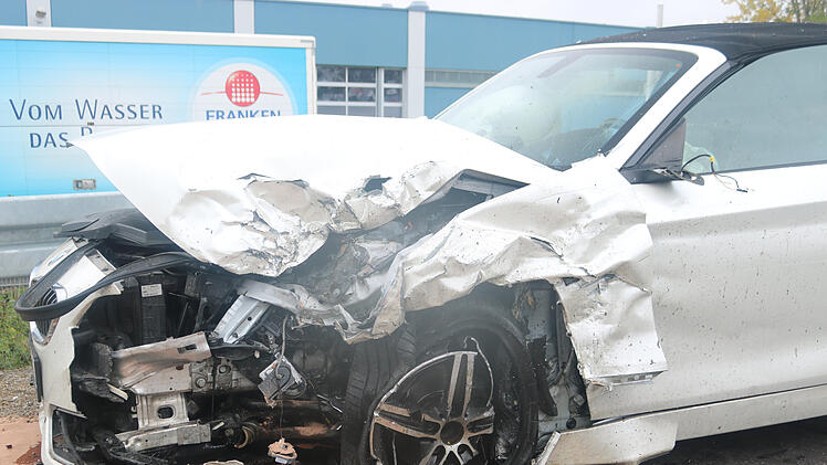 Frontalcrash auf B470 bei Diespeck: Rettungshubschrauber im Einsatz, vier Verletzte