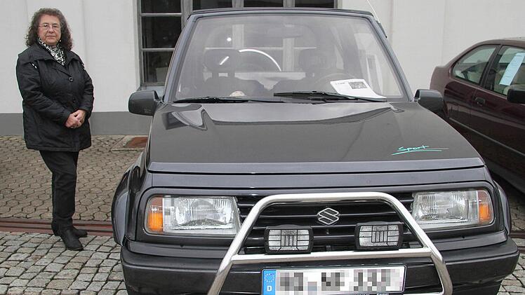 Gerlinde Klose kam extra aus Hof, um den Suzuki ihres Mannes zu verkaufen. Doch das Allrad-Auto wechselte nicht den Besitzer.
