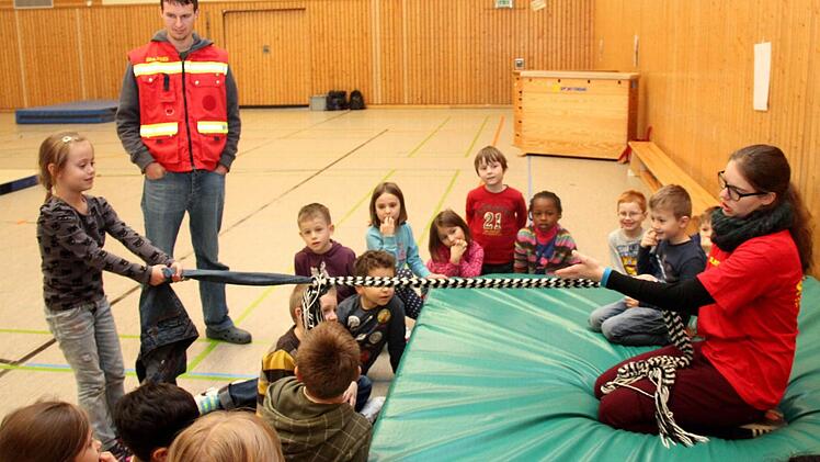 Marie versucht Lisa herauszuziehen.
