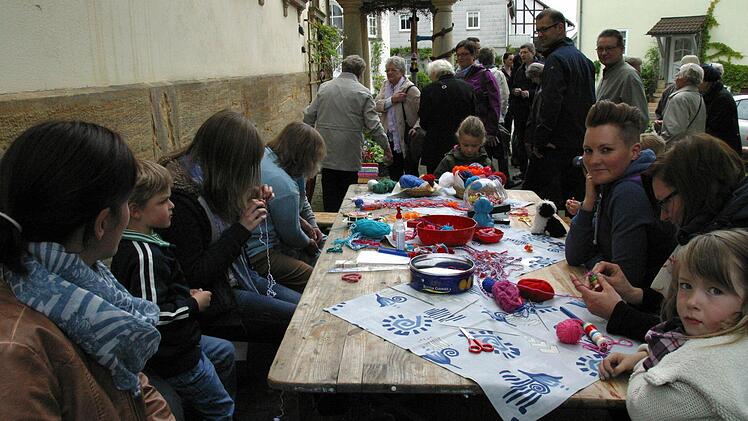 Am Rande der Präsentation wurde bereits versucht den Nachwuchs fürs Handarbeiten zu begeistern. Foto: Bettina Knauth