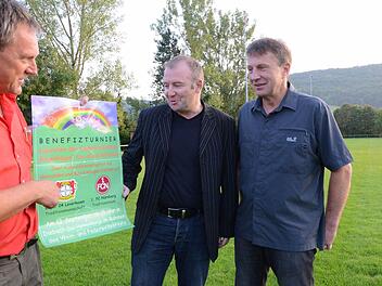 Gehen vorneweg für die gute Sache: Die Hauptorganisatoren des Benefizspiels sind (von links) Armin Wahler, Klaus Franz und Bernd Heid. Foto: Jürgen Schmitt