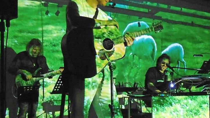 Ein Konzert, das zugleich eine Multivisionsschau war, gab die Gruppe "Klangfeder". Fotos: Birgit Kunig