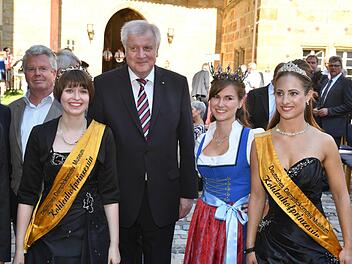 Foto mit dem Ministerpräsidenten: Horst Seehofer mit den Kohlenhofprinzessinnen Ramona Köhler (links) und Paula Heltai (rechts) sowie Milchkönigin Sonja Wagner beim Empfang im Thurnauer Schloss. Fotos: Ronald Rinklef