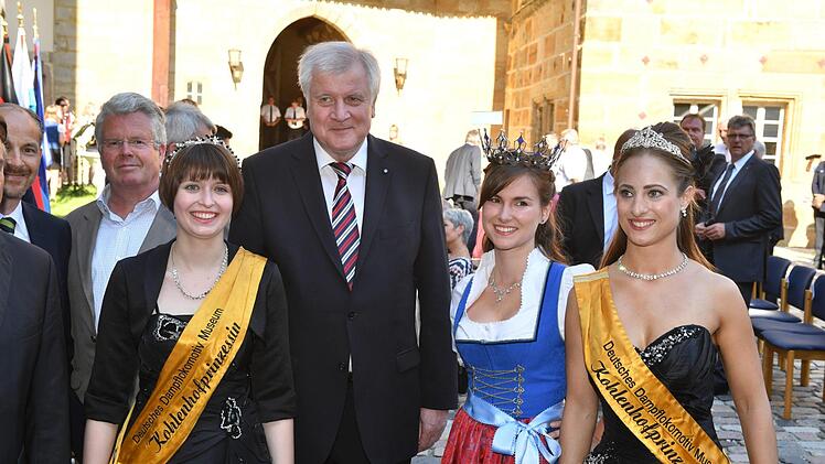 Foto mit dem Ministerpräsidenten: Horst Seehofer mit den Kohlenhofprinzessinnen Ramona Köhler (links) und Paula Heltai (rechts) sowie Milchkönigin Sonja Wagner beim Empfang im Thurnauer Schloss. Fotos: Ronald Rinklef