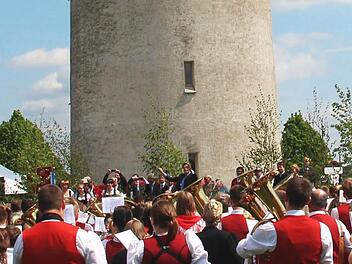 Hat der Wasserturm der Gemeinde Rannungen doch eine Zukunft? Der Neubau eines Tiefbehälters würde über 1,4 Millionen Euro kosten. Deshalb wurde in der jüngsten Sitzung des Gemeinderates vorgeschlagen, nun doch an eine Sanierung des Turms zu denken. Entschieden ist noch nichts.   Dieter Britz