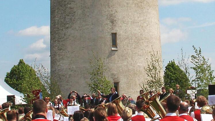 Hat der Wasserturm der Gemeinde Rannungen doch eine Zukunft? Der Neubau eines Tiefbehälters würde über 1,4 Millionen Euro kosten. Deshalb wurde in der jüngsten Sitzung des Gemeinderates vorgeschlagen, nun doch an eine Sanierung des Turms zu denken. Entschieden ist noch nichts.   Dieter Britz