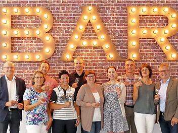 Die Vertreter der Kulmbacher Service-Clubs stießen schon einmal auf die neue Bar-Dekoration in der Stadthalle an (von links): Helmut Völkl, Rosi Müller, Christian Kaul, Stella Hanft, Thomas Baumgärtner, Sigrid Daum, Anna Müller, Jochen Haueißen, Anja Gimpel-Henning und Hans Peter Brendel Foto: Dieter Hübner