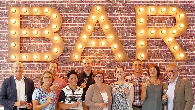 Die Vertreter der Kulmbacher Service-Clubs stießen schon einmal auf die neue Bar-Dekoration in der Stadthalle an (von links): Helmut Völkl, Rosi Müller, Christian Kaul, Stella Hanft, Thomas Baumgärtner, Sigrid Daum, Anna Müller, Jochen Haueißen, Anja Gimpel-Henning und Hans Peter Brendel Foto: Dieter Hübner