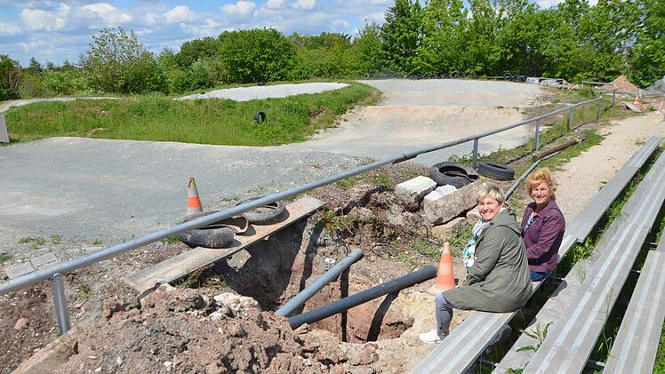 Anita Nowak (rechts) und Sandra Kempmann auf der Baustelle: Sie hoffen darauf, dass die Spendenaktion gelingt.  Foto: Bernhard Panzer
