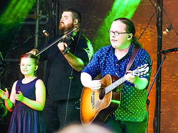 Angelo Kelly gibt den Ton an: Der berühmte Musiker kommt mit seiner Familie und Band nach Eyrichshof.  Foto: Archiv