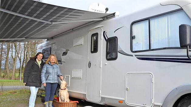 Nadine Michel vom Marketing-Team der Therme (links) begr&uuml;&szlig;t Teresa Sieksmeyer, die mit ihrem Mann Uwe zu einem Wellness-Weihnachten mit dem Wohnmobil nach Bad Rodach gekommen sind. Labrador Karlchen darf dabei nicht fehlen. Foto: Rainer Lutz