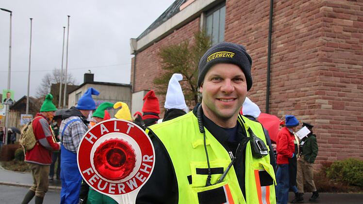 Die Feuerwehr regelte den Verkehr. Foto: Ralf Ruppert