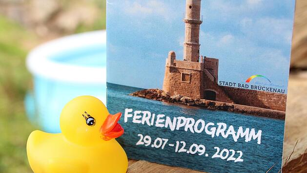 Das Programmheft der Stadt Bad Brückenau liegt in der Bibliothek aus. Foto: Julia Raab