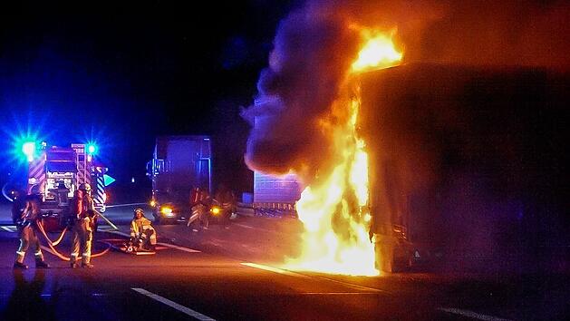 Schwerlasttransporter in Flammen - A3 teilweise gesperrt
