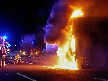 Lkw-Brand auf A6 im Kreis Ansbach f&uuml;hrt zu Vollsperrung